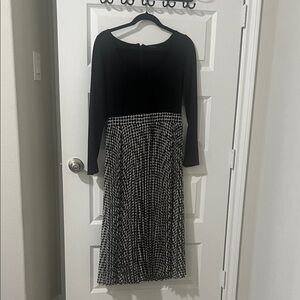 Beautiful/ classic black and white dress. Can be worn in party or any event